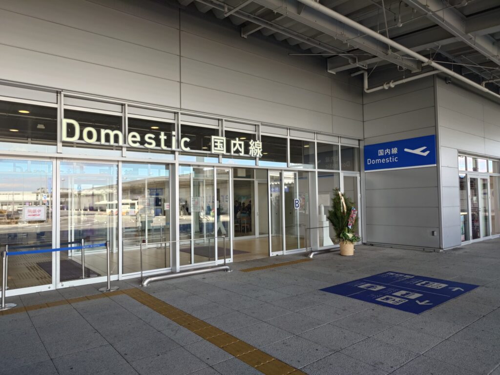 関西国際空港 第2ターミナル国内線出発口の入り口と外観