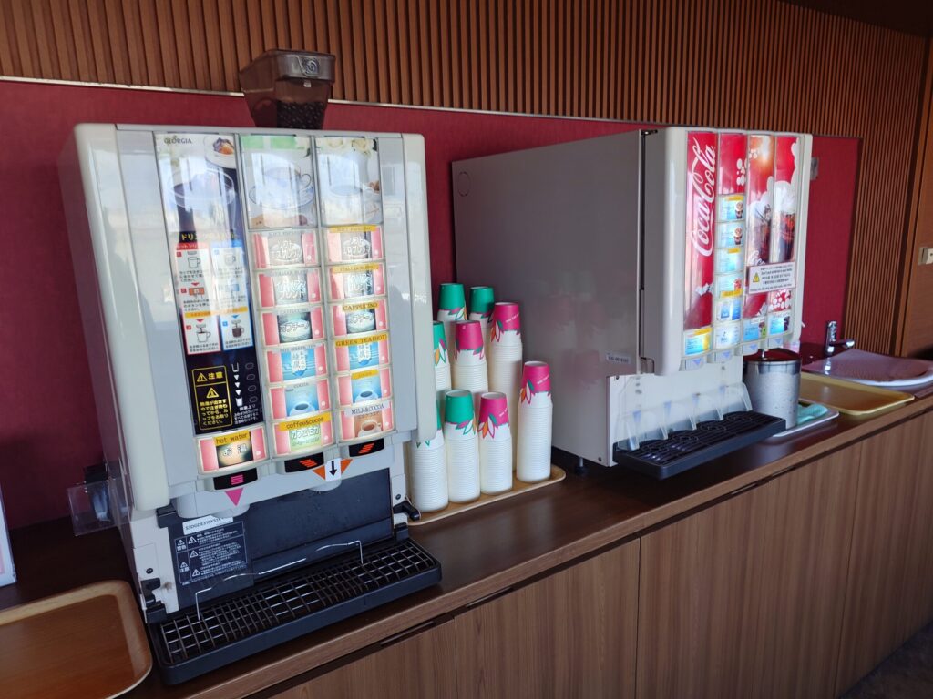 ラウンジ内のドリンクサーバー