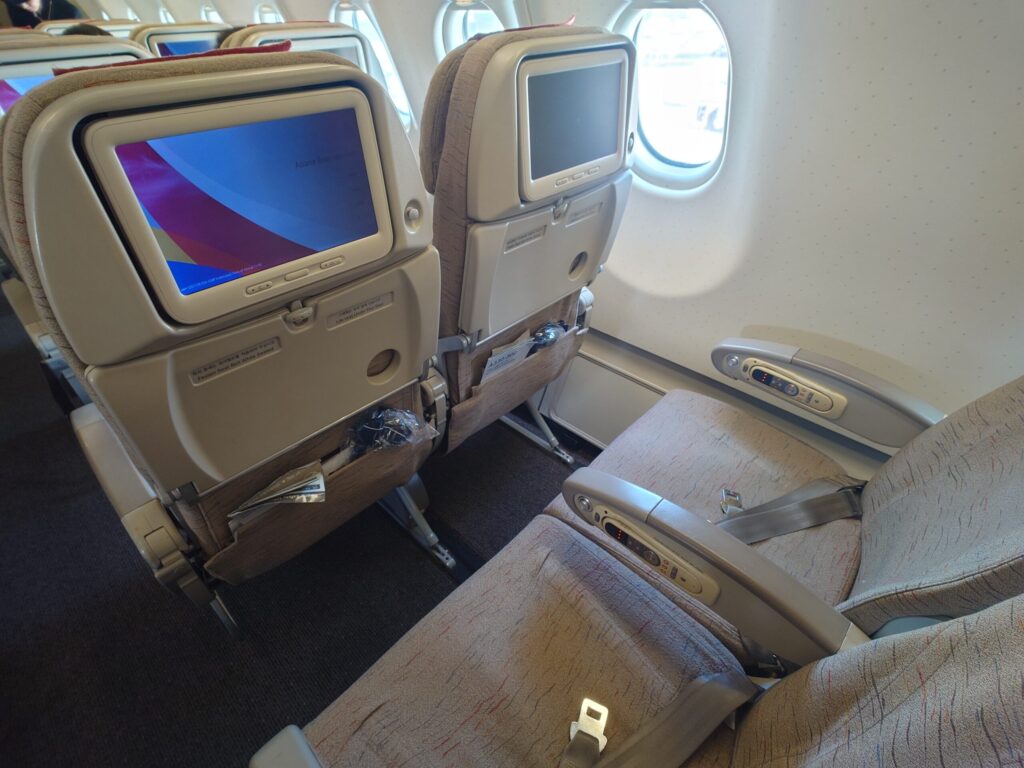 A333シートとモニター