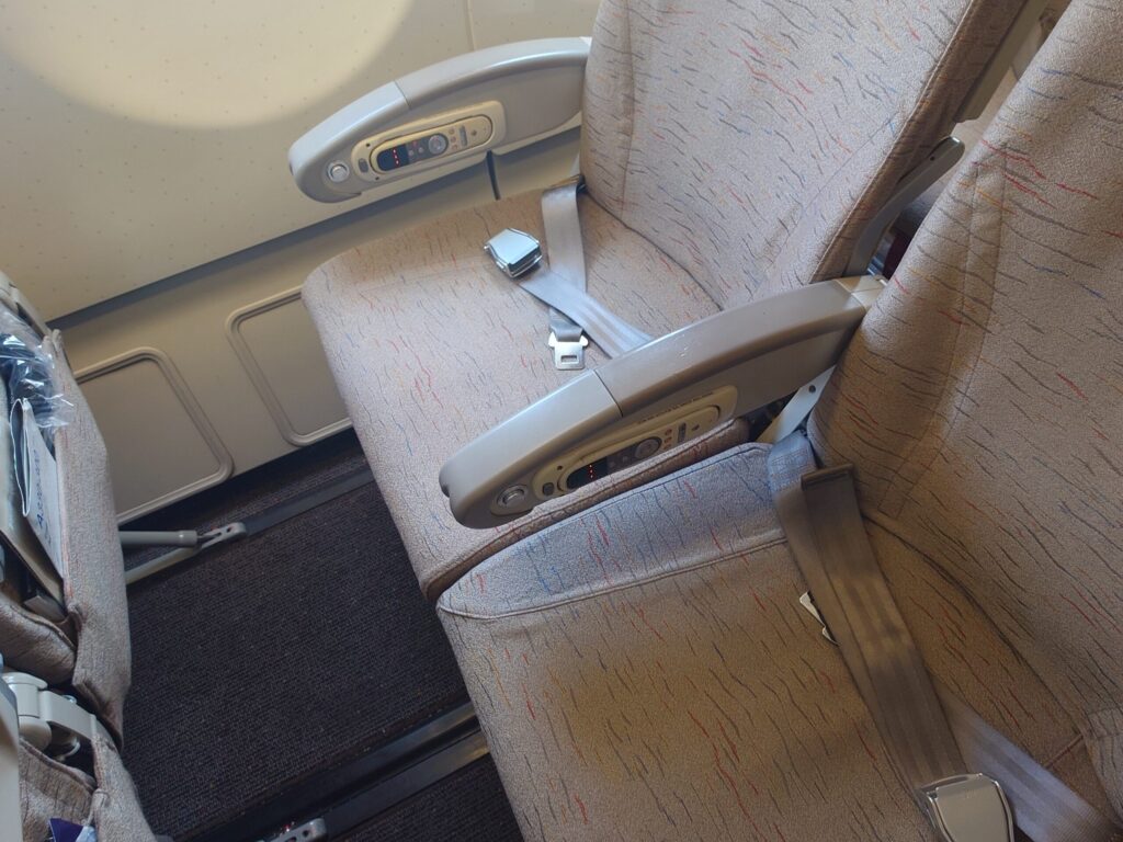 A333シートピッチ