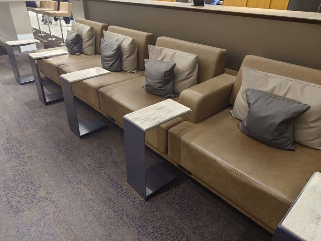 ラウンジのソファー