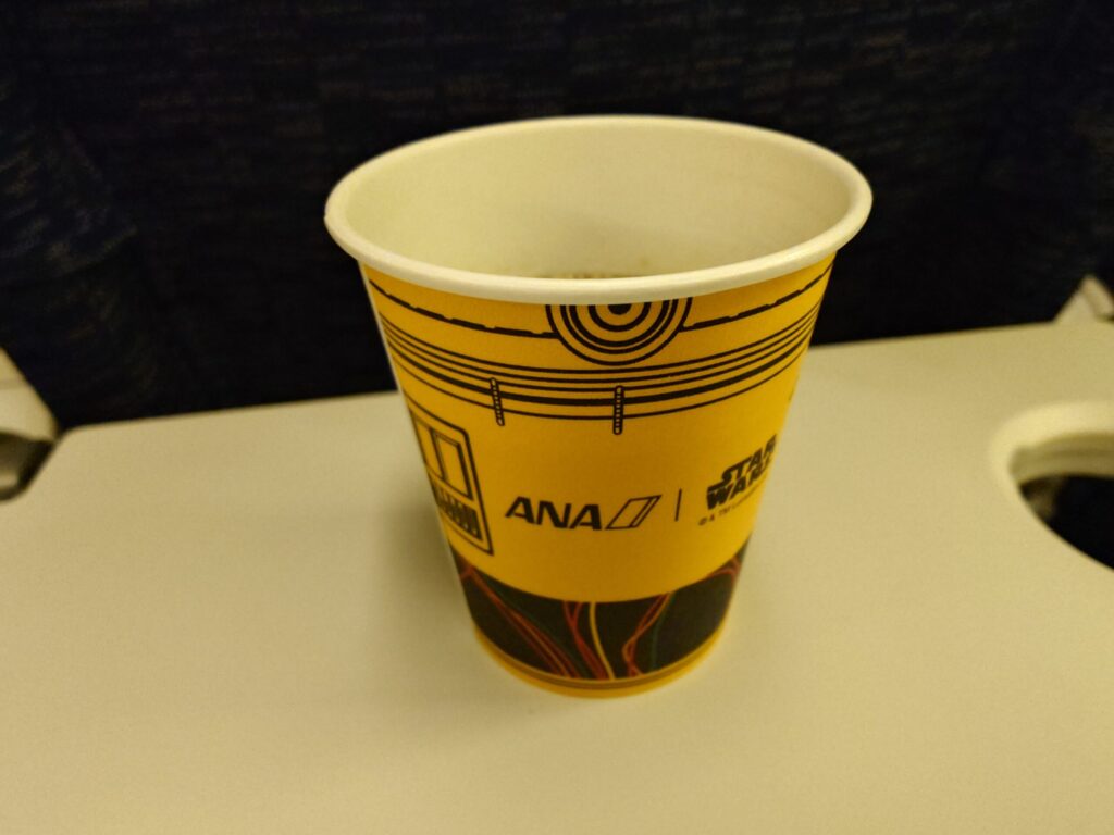 C-3PO ANA JETの機内サービスで提供された、スター・ウォーズの世界観を表現した特別デザインの紙コップ