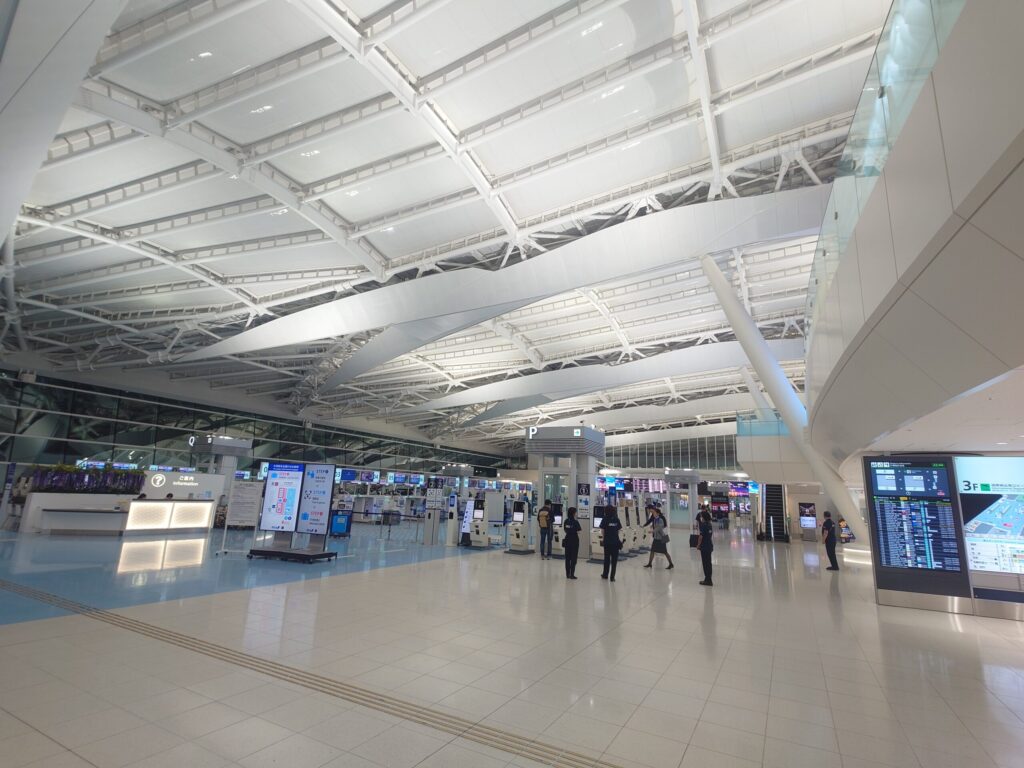 連休期間中の深夜22時44分における、利用客がほとんどいない羽田空港第2ターミナル国際線出発ロビーの全景。