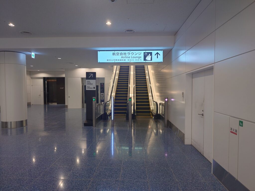 羽田空港第2ターミナル国際線制限エリア内のラウンジおよび搭乗口への案内表示。