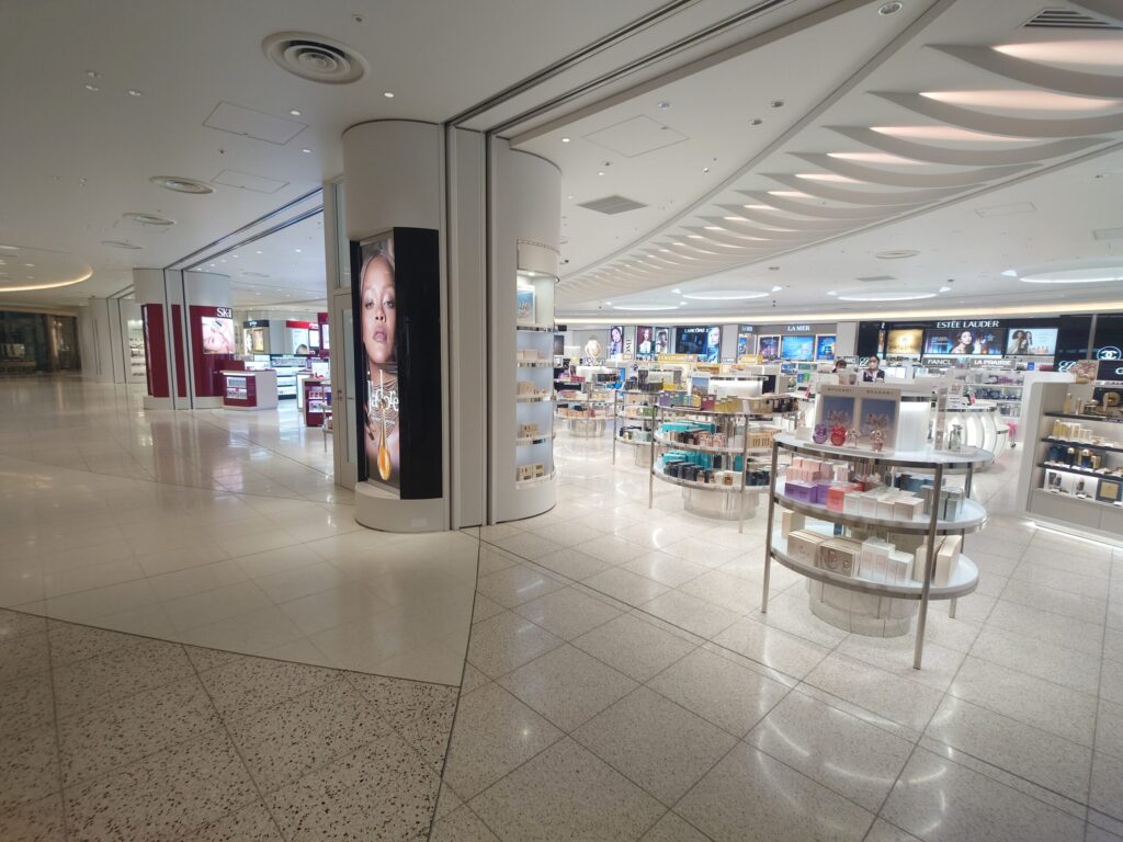 深夜に営業している羽田空港第2ターミナル内免税店の、サントリーウイスキー碧や知多が並ぶディスプレイ棚。
