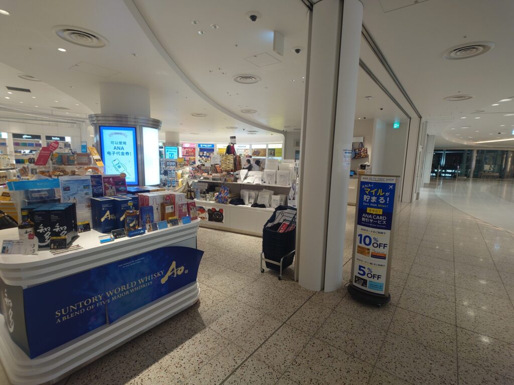 深夜の時間帯に照明が点灯し営業を続けている、羽田空港第2ターミナル国際線エリアのANA DUTY FREE SHOP。