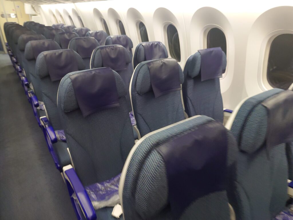 ANAボーイング787-8型機の機内エコノミークラスの座席配置。
