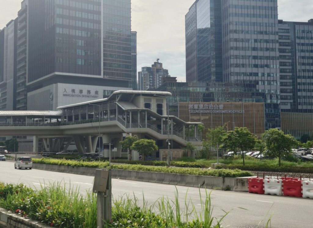 将軍澳駅から歩道橋を渡ってすぐに見える、香港の入境事務処(イミグレーション・タワー)の新庁舎外観。