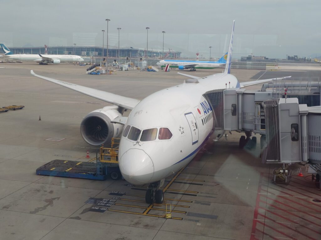 香港国際空港の搭乗ゲートに駐機するANAのB787-8（78M）の機体外観
